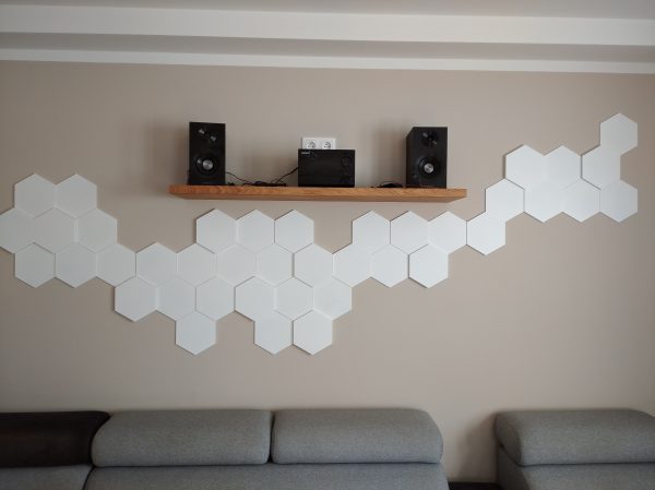 Pomysł na ścianę heksagon biały skotiwood drewniane panele ścienne